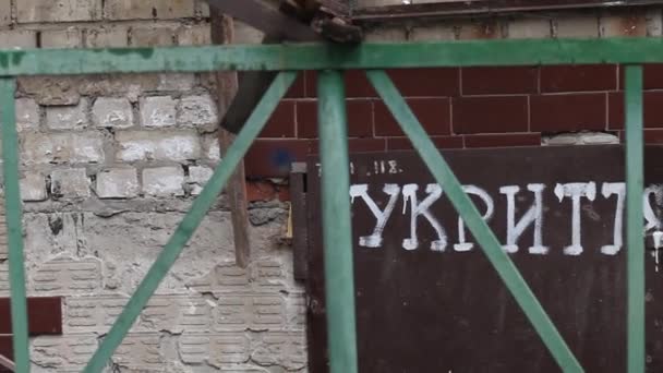 Die Inschrift in ukrainischer Sprache an den Türen - Schutzraum. Eingang zum Bombenschutzbunker. Russische Invasion in der Ukraine. - Filmmaterial, Video