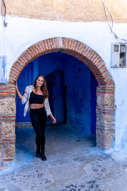 Ein Model posiert in der Blauen Stadt Chefchaouen, Marokko, Afrika - Foto, Bild
