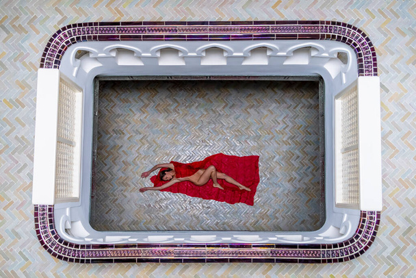 Ein wunderschönes Model posiert nackt im häuslichen Umfeld - Foto, Bild