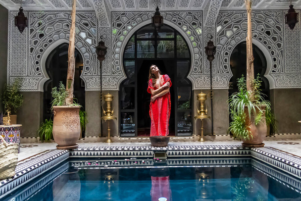 Wspaniały model stanowi wewnątrz środowiska domowego w Medina, Maroko, Afryka - Zdjęcie, obraz