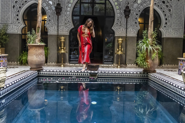 Egy gyönyörű modell pózol egy otthoni környezetben Medina, Marokkó, Afrika - Fotó, kép