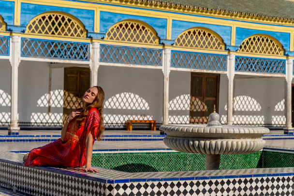 Egy gyönyörű modell pózol Marokkóban, Afrikában. - Fotó, kép