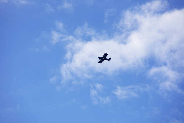 Навчальний літак літає в синьому небі. Підтримка України, - Фото, зображення
