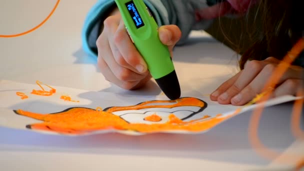 Pintura facial imagens caneta 3d. A criança desenha uma caneta 3d em papel branco de plástico laranja - Filmagem, Vídeo