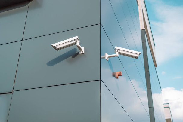 Kamery CCTV jsou instalovány na stěně business buildu - Fotografie, Obrázek
