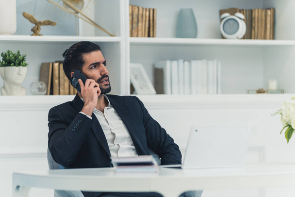  adulto latino empresário freelance falando via telefone móvel sentado na cadeira em casa escritório. Comunicação digital online. Foto de alta qualidade - Foto, Imagem