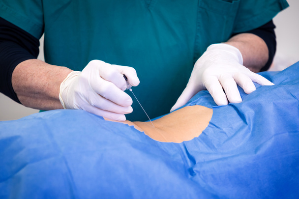 Thérapie infiltrante guidée par ultrasons pour le traitement des maux de dos. Médecin pratique l'infiltration de médicaments au patient dans la zone touchée par la douleur - Photo, image
