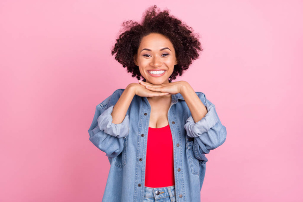 Foto de joven alegre feliz afro-americana positiva cogida de la mano cara linda aislada sobre fondo de color rosa. - Foto, imagen