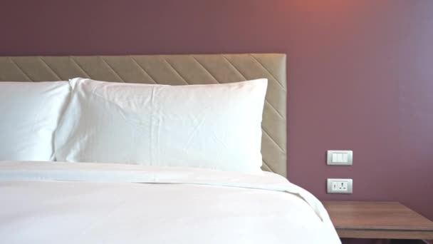 Piękne luksusowe wnętrza sypialni w ośrodku hotelowym - Materiał filmowy, wideo