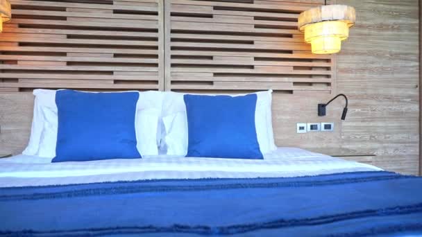 Schöne luxuriöse Schlafzimmereinrichtung im Hotelresort - Filmmaterial, Video