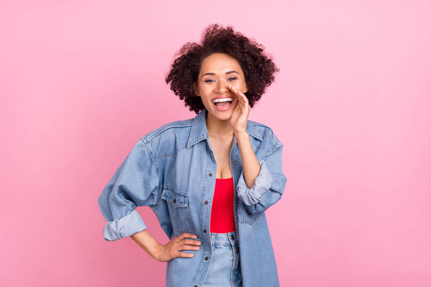 Photo of young happy joyful cheerful afro american woman hold hand face news tell isolated on pink color background. - Photo, image