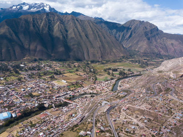 Letecký pohled na město Urubamba v posvátném údolí Peru. Peruánská andská scéna. - Fotografie, Obrázek