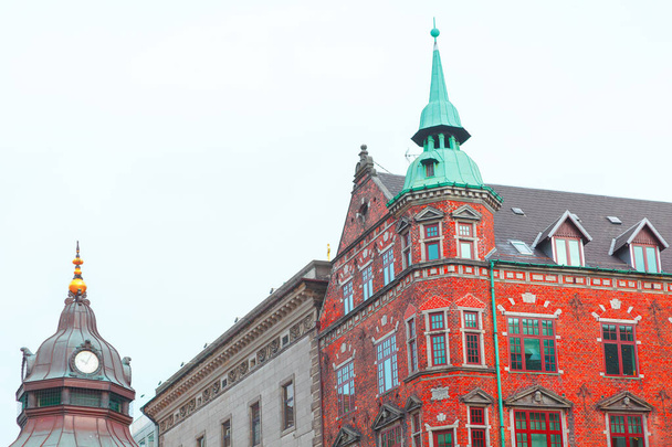 Δανέζικη αρχιτεκτονική με Spire. Κόκκινο τούβλα κτίριο στη Σκανδιναβία  - Φωτογραφία, εικόνα