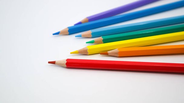 Assortiment van gekleurde potloden in verschillende kleuren - Foto, afbeelding