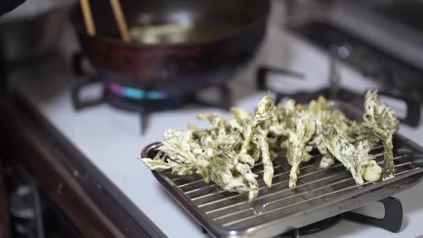 Kobieta smażąca tempurę pąków dorsza - Materiał filmowy, wideo