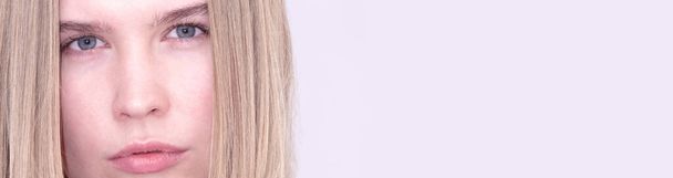 Portrét modelky modrooké blondýny bez makeupu - Fotografie, Obrázek