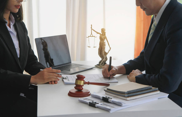 法律、相談、契約、契約、訴訟事項に関する弁護士のアドバイスやクライアントの苦情を受け入れるための弁護士として契約に署名します。コンセプト弁護士. - 写真・画像
