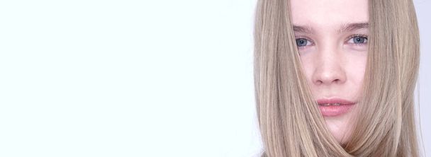 Makyajsız mavi gözlü sarışın bir kızın portresi. - Fotoğraf, Görsel