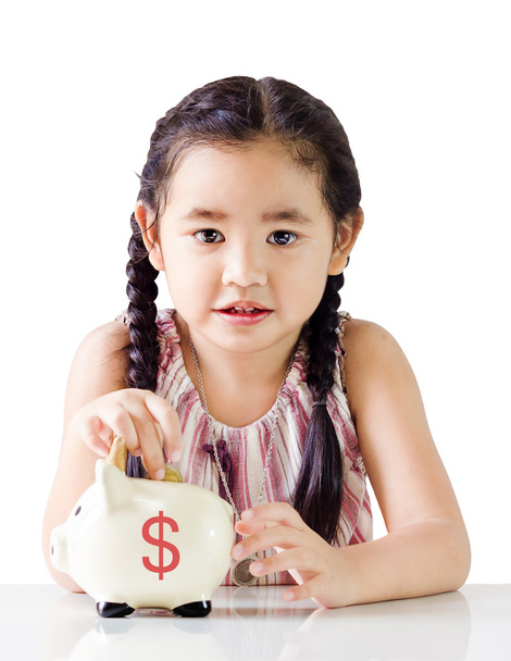 Bambina che risparmia soldi in un salvadanaio, istruzione e risparmio di denaro concetto. Isolato su sfondo bianco
 - Foto, immagini