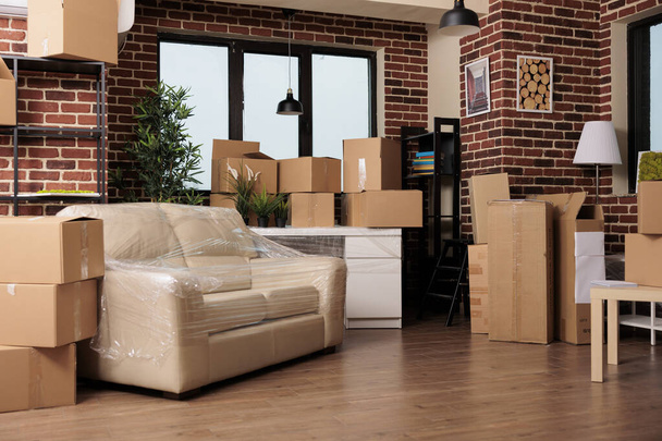 Apartamento de sala vazia com caixas para se mudar e mudar de casa em apartamento alugado. Mover-se com móveis depois de comprar primeiro imóvel para novos começos de vida. - Foto, Imagem