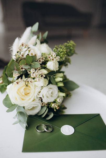 Невесты свадебные туфли с букетом с розами и другими цветами на кресле Tha
 - Фото, изображение