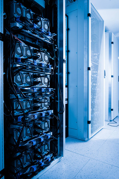 Een rij racks met data storage hardware in de serverruimte - Foto, afbeelding
