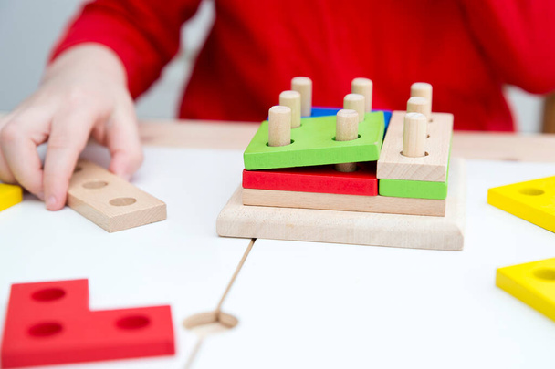 Matching the shapes. 3D wooden constructor. Implement for learning to count. Addition and subtraction exercises. Montessori methodology for nursery and preschool children. - Foto, afbeelding