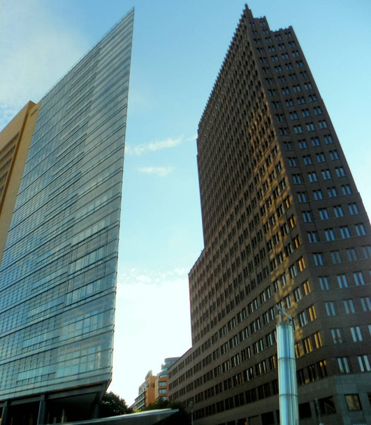 Γερμανία, Βερολίνο, Potsdamer Platz, μοντέρνα αρχιτεκτονική στο κέντρο της πόλης, δύο ουρανοξύστες - Φωτογραφία, εικόνα
