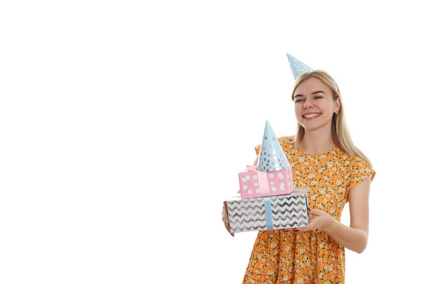 Концепция счастливого дня рождения с привлекательной девушкой, изолированной на белом фоне - Фото, изображение