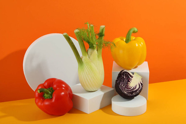 Λαχανικά σε περίπτερα σε φόντο δύο τόνων - Φωτογραφία, εικόνα