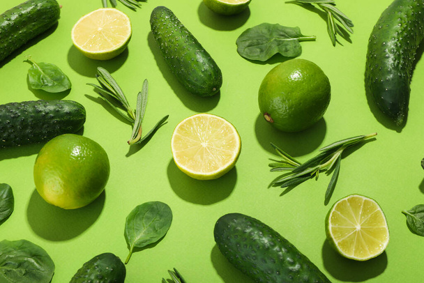 緑の背景に野菜や果物とフラットレイアウト - 写真・画像