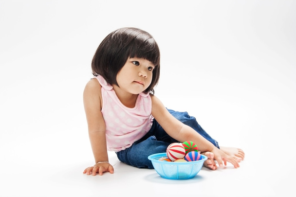 Asyalı kız oynamak renk topu - Fotoğraf, Görsel