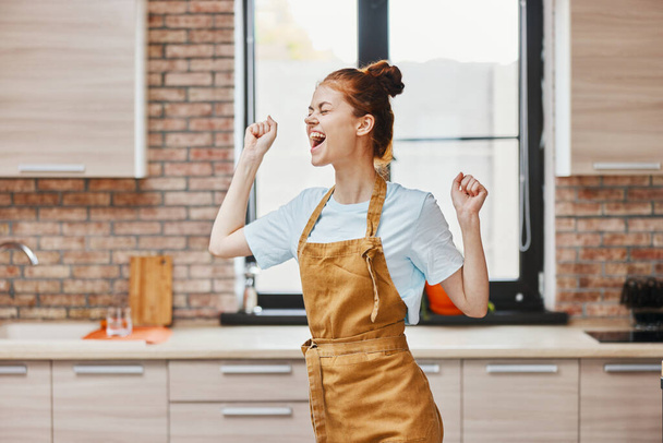 χαρούμενη γυναίκα χειρονομίες κουζίνα με handsapartment μαγειρικά σκεύη εσωτερικό Lifestyle του. Υψηλής ποιότητας φωτογραφία - Φωτογραφία, εικόνα