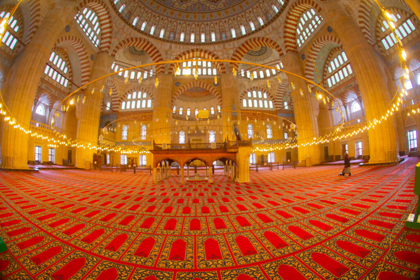 Interno della Moschea Selimiye. Patrimonio Mondiale UNESCO della Moschea di Selimiye, costruita da Mimar Sinan nel 1575 - Foto, immagini