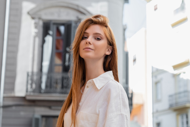 fiatal nő vörös hajú nézi kamera az európai utcán Valencia  - Fotó, kép