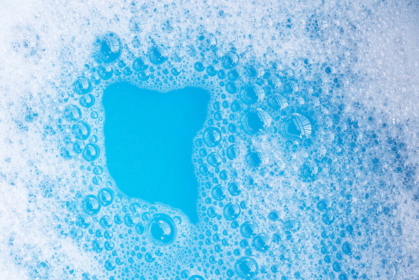 Детергентный пенный пузырь, синий фон. - Фото, изображение