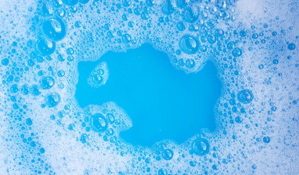 Bolha de espuma detergente, fundo azul. - Foto, Imagem