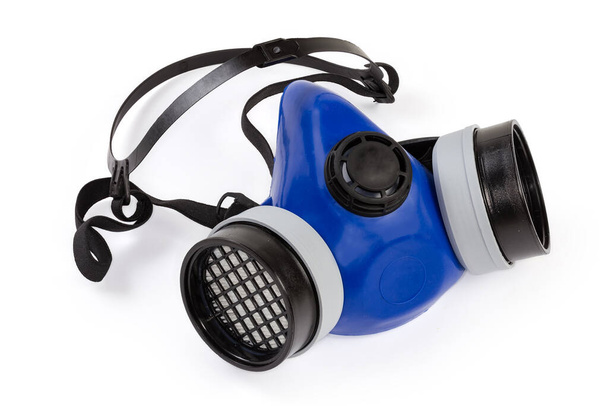 Respirador purificador de aire elastomérico de media cara reutilizable con filtros reemplazables sobre un fondo blanco - Foto, Imagen