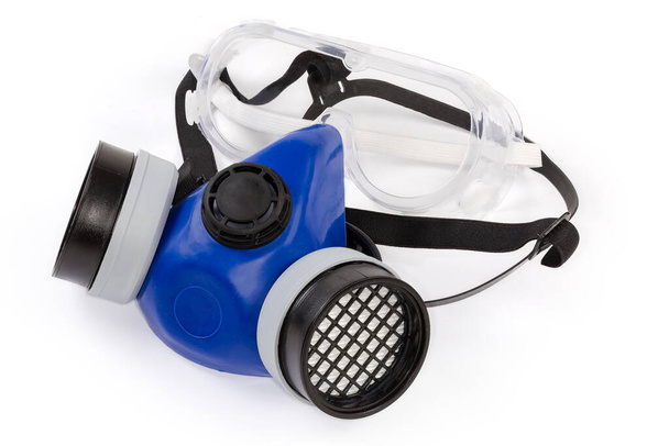 Yeniden kullanılabilir yarı yüz elastomerik hava temizleyici solunum cihazı ve güvenlik gözlükleri beyaz arka planda elastik, berrak silikon bir maske şeklinde. - Fotoğraf, Görsel