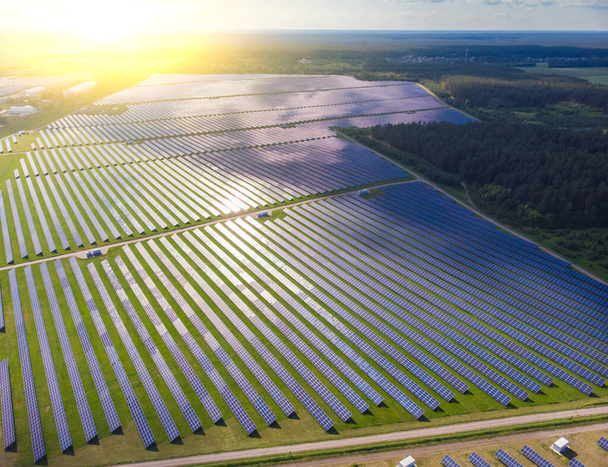 Vista superior aérea de una planta de energía de paneles solares. Concepto de energía renovable
 - Foto, imagen