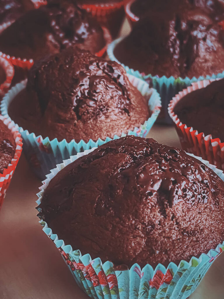 Csokoládé muffin, mint édes desszert, házi sütemények recept, élelmiszer és sütés koncepció - Fotó, kép