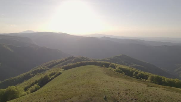 Vista aérea del Refugio Ambaritsa. Está situado en las laderas septentrionales de las montañas de los Balcanes Troyanos.  - Imágenes, Vídeo