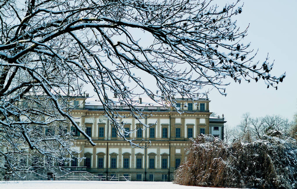Město Monza, Itálie. Villa Reale vidět z vnitřní zahrady za slunečného zimního dne - Fotografie, Obrázek