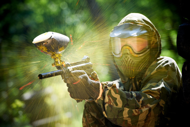 Paintball player direct hit - Foto, afbeelding