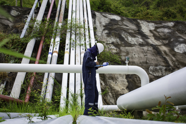 Erkek işçiler görsel boru hattını inceliyor. Petrol ve gaz korozyon tüpü buhar boru hattı endüstrisi. - Fotoğraf, Görsel