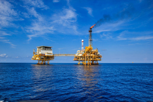 Υπεράκτια επιχείρηση παραγωγής και εξερεύνησης πετρελαίου και φυσικού αερίου. Μονάδα παραγωγής πετρελαίου και φυσικού αερίου και κύρια πλατφόρμα κατασκευής στη θάλασσα. Ενεργειακές δραστηριότητες - Φωτογραφία, εικόνα