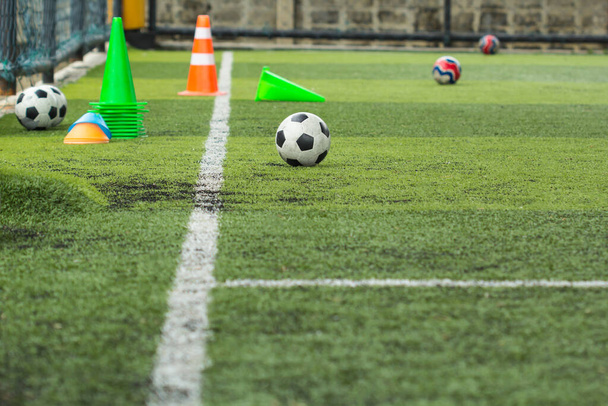 Футбольна тактика на трав'яному полі з конусом для тренувань
 - Фото, зображення