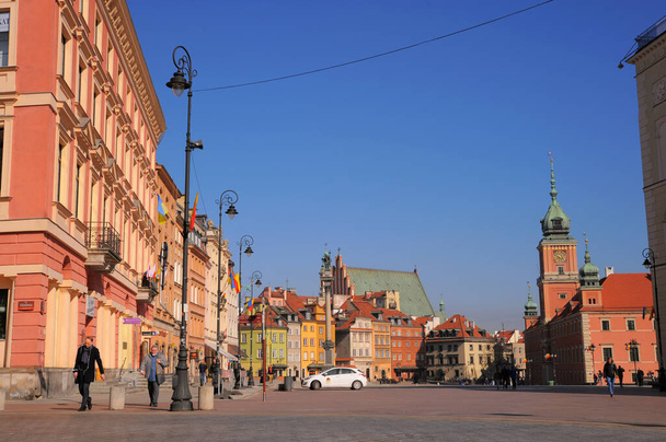 WARSAW, POLAND - MARCH 22, 2022: Beautiful view of Old Town Square on sunny day - Fotografie, Obrázek