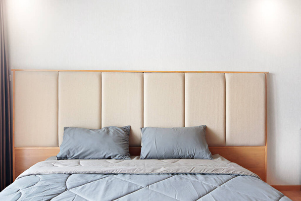 Muitos travesseiros macios em cama confortável dentro de casa - Foto, Imagem