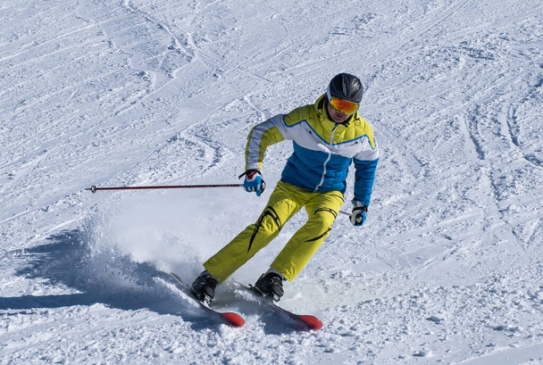 PALANDOKEN, TURCHIA gennaio 2021. Sciare davanti. Erzurum, Turchia.Palandoken è conosciuta come la migliore montagna della Turchia per sciatori esperti. - Foto, immagini